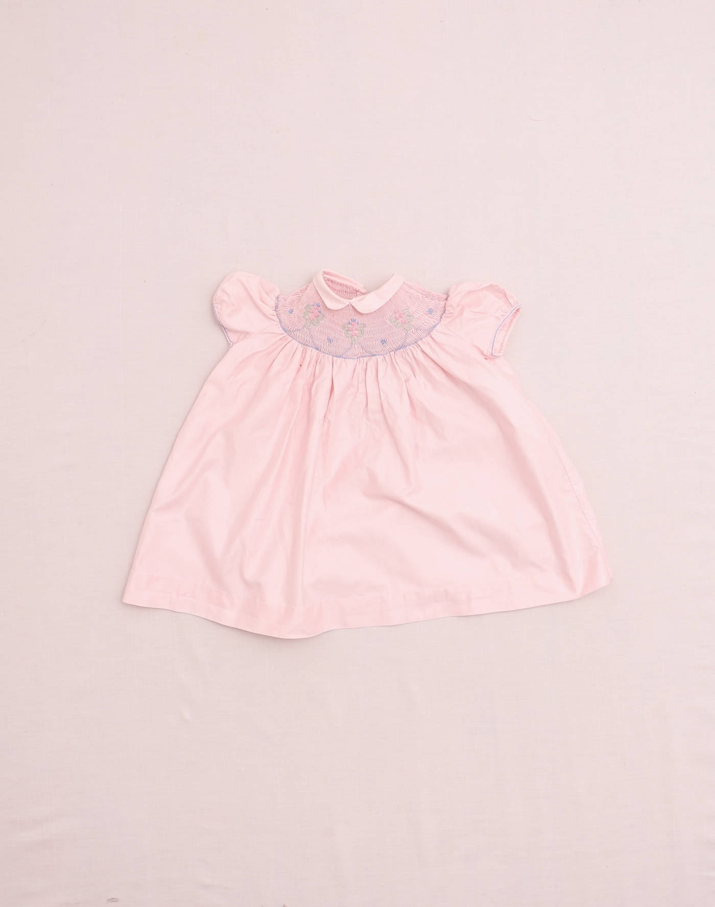 Robe rose à smocks fleuris 1960